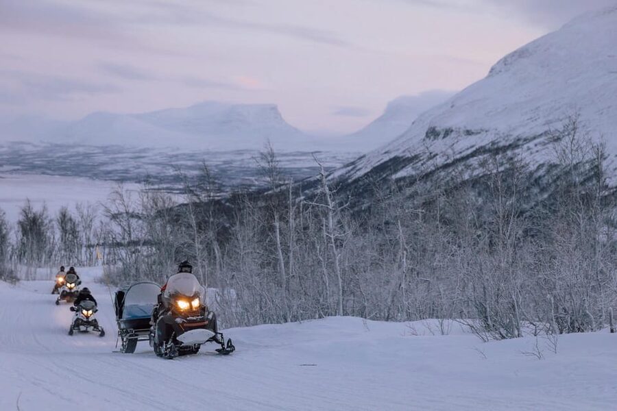 Abisko/Björkliden: Panorama Snowmobile Tour with Snacks - Learning the machine on easier trails