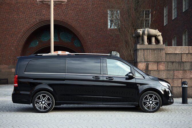 Airport Limousine Transfer: Arlanda Airport to Stockholm City 1-7 Passengers - Comfort, privacy, and the limousine label