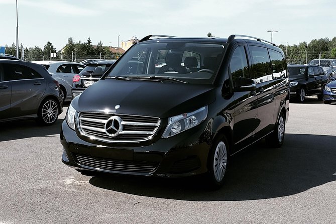Airport Limousine Transfer: Stockholm City to Arlanda Airport 1-7 Passengers - Leaving Stockholm in a private car