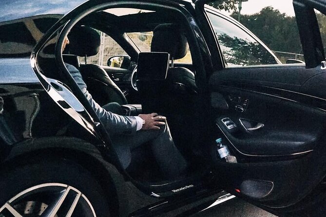 Airport Transfer: Airport ARN to Stockholm by Business Car - From Stockholm Arlanda to the city in one clean move