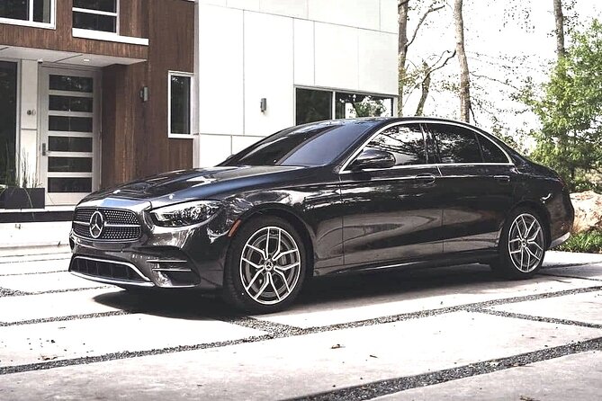 Airport Transfer: Airport ARN to Stockholm by Business Car - Safety and the back-seat arrangement