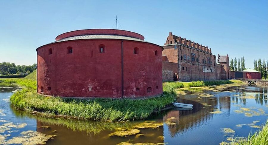 Copenhagen: Malmö Tour in Spanish - Malmö Castle and the city’s changing identity