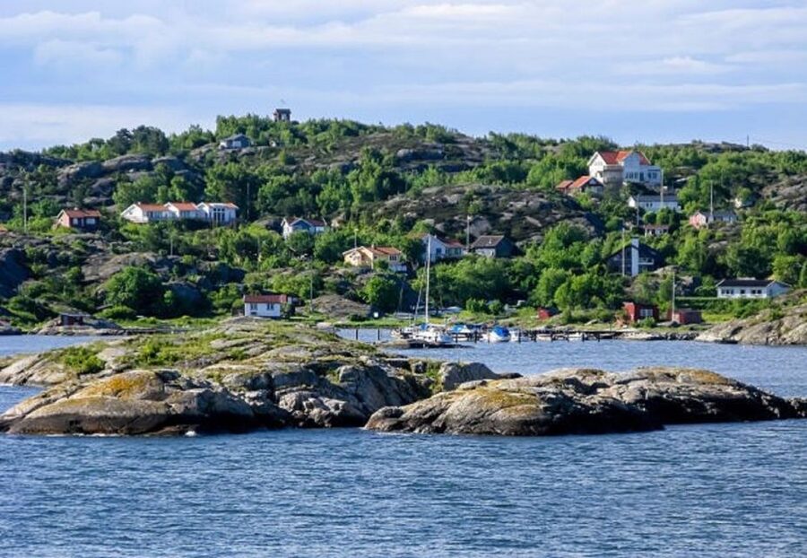 Gothenburg: Archipelago cruise with guide - Passing Älvsborg Fortress by boat