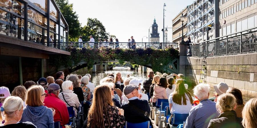 Gothenburg: City Canal Sightseeing Cruise - The guides make the short ride worthwhile