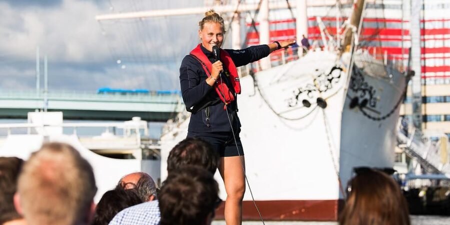 Gothenburg: City Canal Sightseeing Cruise - Through the 17th-century moat and inner canals