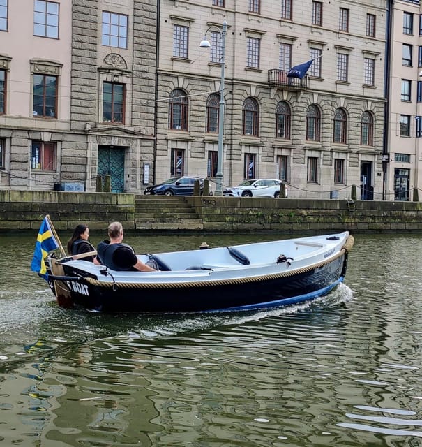 Gothenburg city center: Electric selfdrive boat tour - Kungsparken and the Grand Theater
