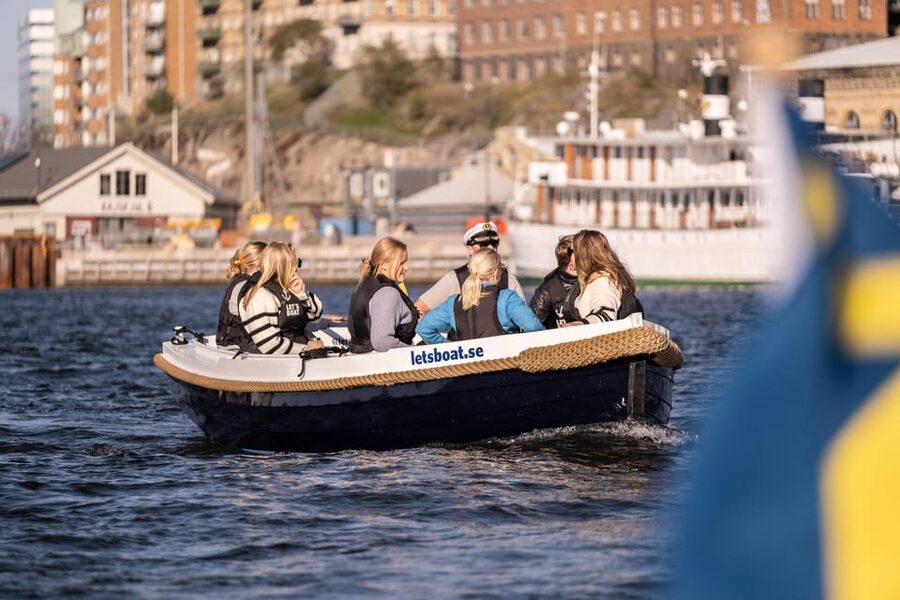 Gothenburg city center: Electric selfdrive boat tour - Taking the controls without boating experience