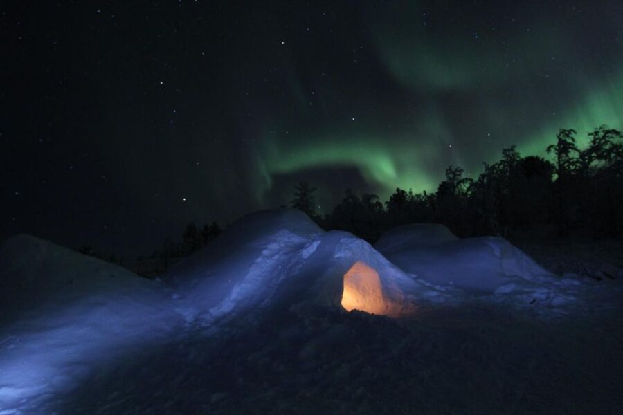 Kiruna: Build your own igloo overnight Tour - Warm clothing and the small-space test