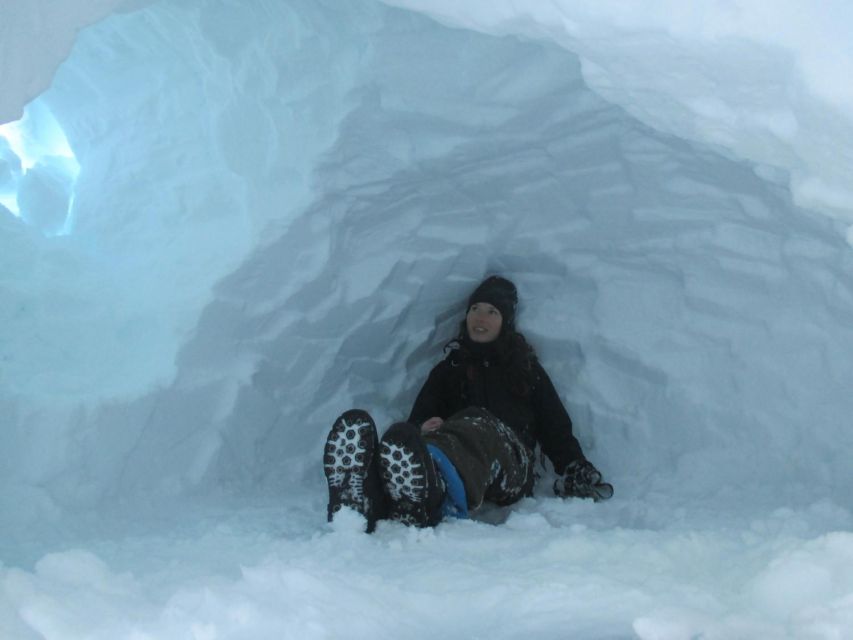 Kiruna: Build your own igloo overnight Tour - Breakfast, fire, and the dogs