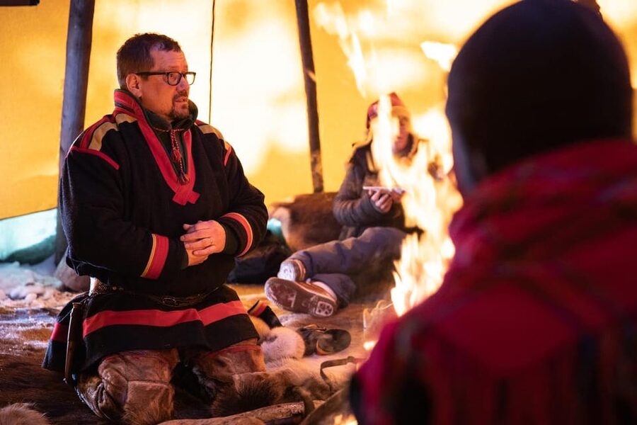 KIRUNA: Sami Reindeer Experience - Feeding reindeer by hand