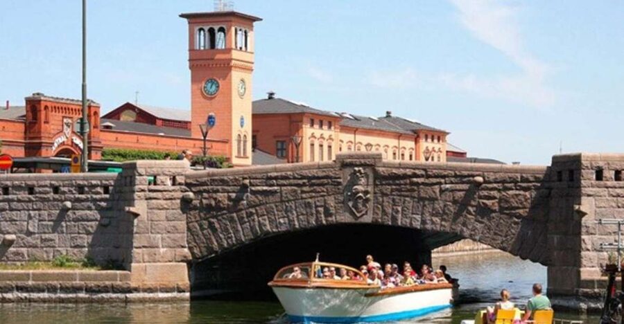 Malmö: Sightseeing and Landmarks tour by bike - From shipyard history to new urban districts