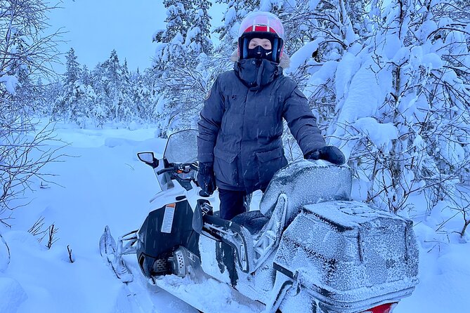 Private snowmobile day tours - Lunch beside the fire with Sandra