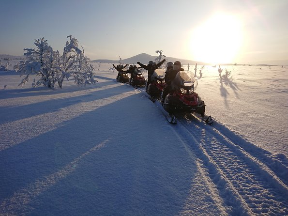 Snowmobile Safari to Lapland viewpoint - Two-course lunch at the lodge fire