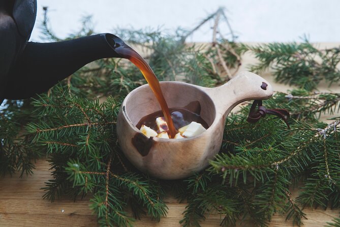 Snowshoe Winter Hike from Stockholm - Building the fire and eating outdoors