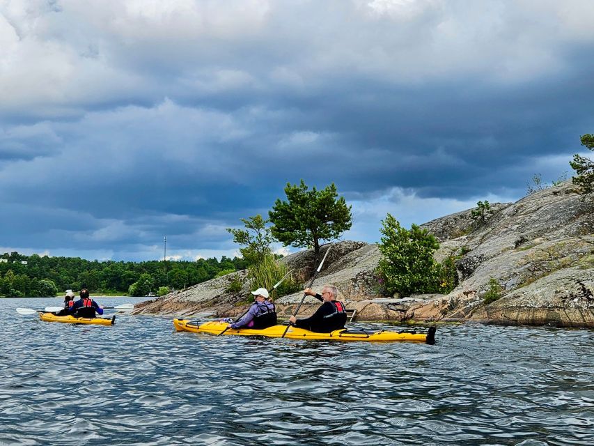 Stockholm: Guided Kayak Tour to Drottningholm Royal Palace - A short final paddle and a walk through the gardens