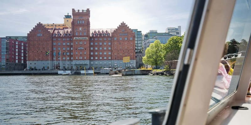 Stockholm: Highlights Boat Tour - Audio commentary, headphones, and language choices