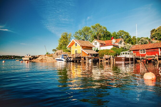 Stockholm: Kayaking tour around Vaxholm Archipelago with Fika - A small group of eight keeps the day manageable