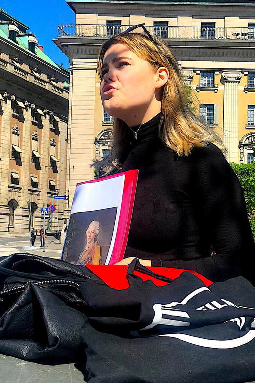 Stockholm: Modern City Walking Tour with Local Guide - Government buildings and Queen Street