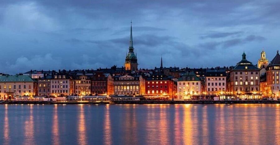 Stockholm: Must-See Attractions Walking Tour with a Guide - St. George and the Dragon in a compact Old Town stop