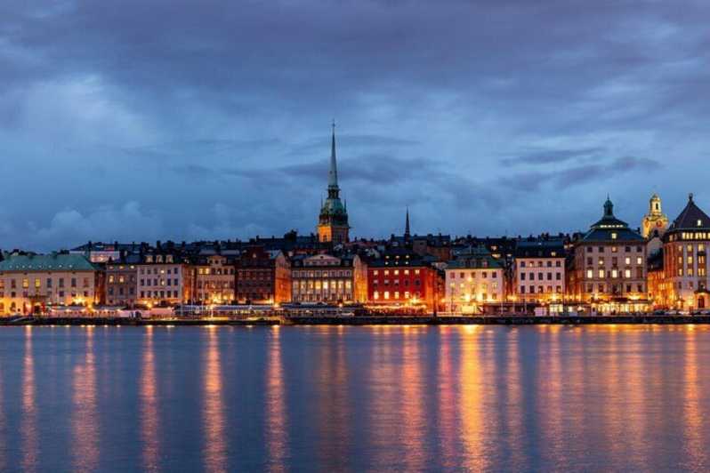 Stockholm: Must-See Attractions Walking Tour with a Guide - The Royal Palace and the story of Swedish power