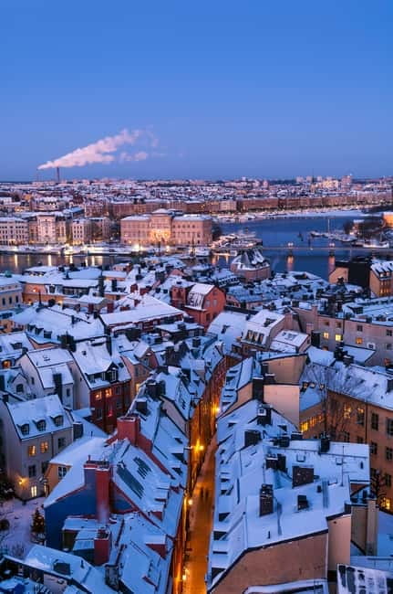 Stockholm: Old Town Historical Walking Tour - The smallest statue and the move to royal Stockholm