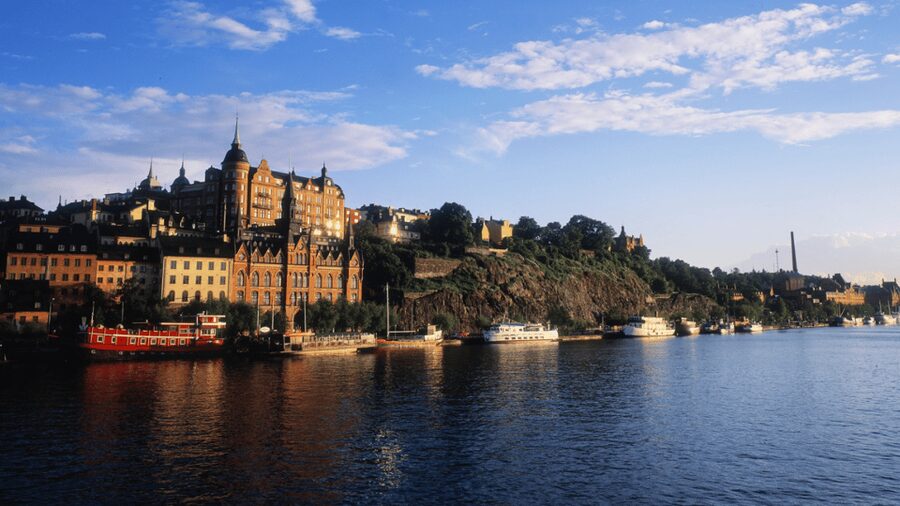 Stockholm: Old Town Walking Tour, stories and secrets - Small statues with big personality