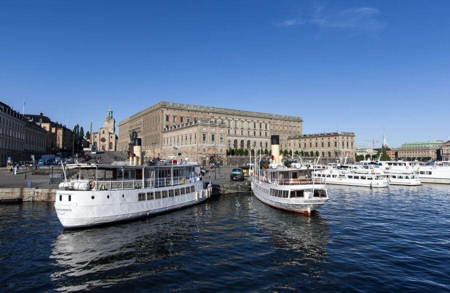 Stockholm: Old Town Walking Tour w/ Vasa Museum & Boat Ride - Old Town sights from Slottsbacken to Riddarhuset