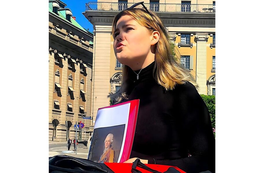 Stockholm: Old Town Walking Tour with Local Guide - The Iron Boy and the smaller stories