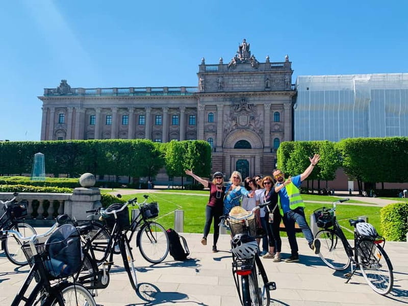 Stockholm's Best Bike Tour! (English / Deutsch) - City Hall, Riddarholmen, and the first water views