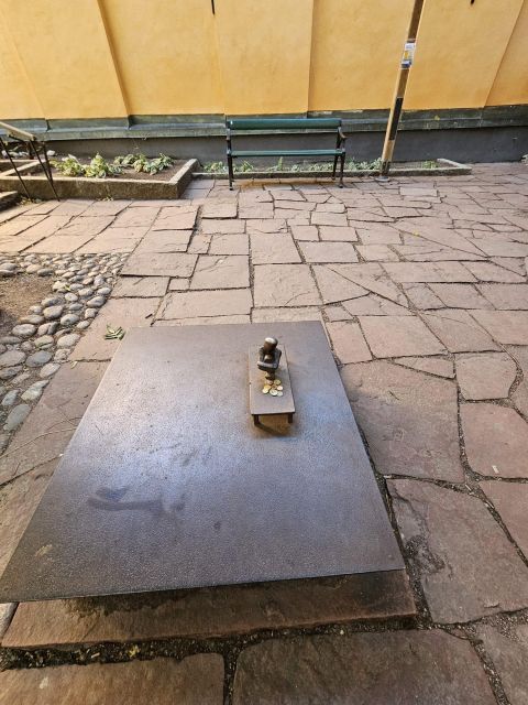 Stockholm: Secrets of Gamla Stan Guided Tour w/ Fika Option - The Royal Palace and the grand side of Stockholm