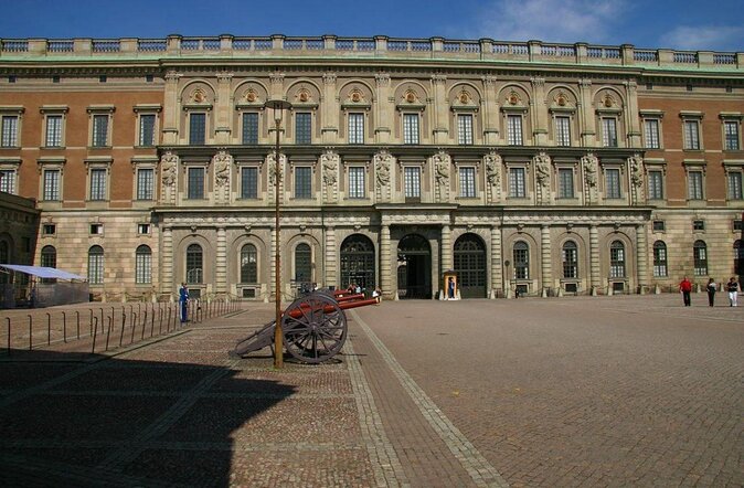 Stockholm Self-Guided Murder Mystery Tour by the Royal Palace - Picking up the envelope at Kartbutiken