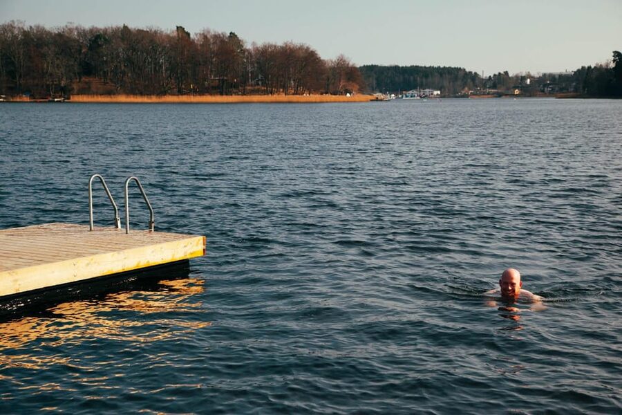 Stockholm: Traditional Sauna & Polar Plunge in Baltic Sea - Taking the Baltic Sea plunge
